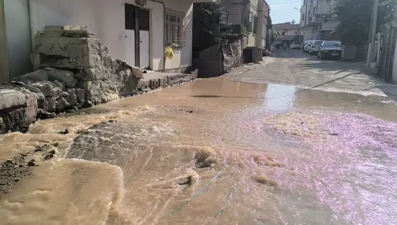 Çarşı Merkezinde Su Sızıntısı: İlçede Hayat Durdu!