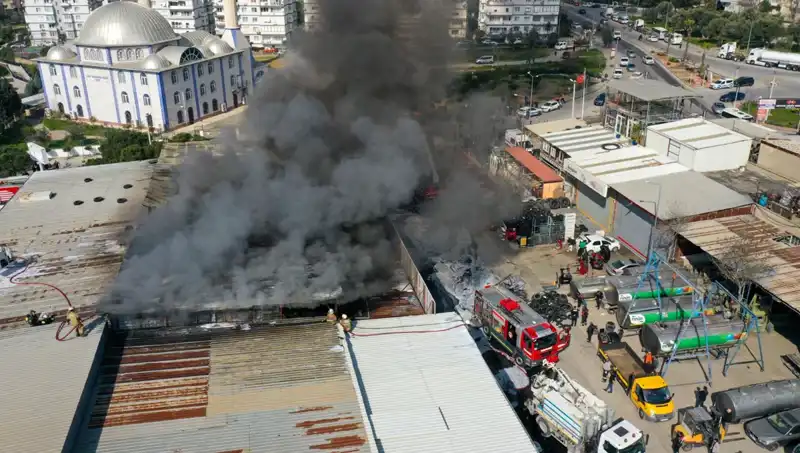 İzmir’de Oto Lastikçide Patlayan Yangın, İlçeyi Korkutacak Kadar Büyüdü!