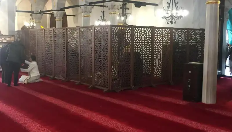 Teravih Namazında Kadın-Erkek Yan Yana İddiası: Gerçek Mi, Spekülasyon Mu?