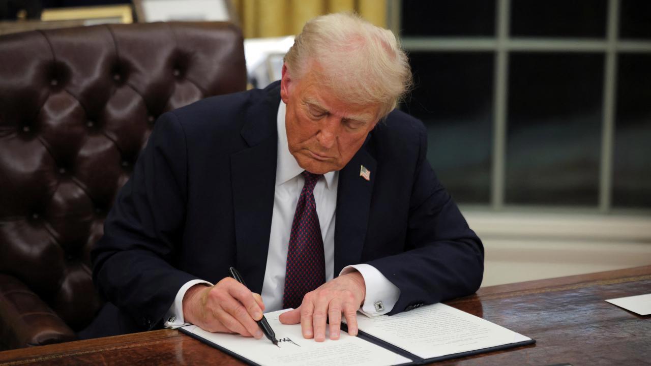 Trump Hız Kesmeden Kararnameler İmzalıyor