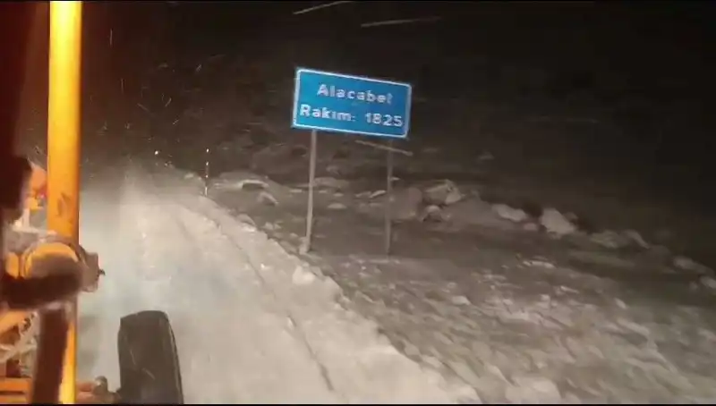 Antalya'da Beklenmedik Kar Sürprizi: Sıcak İklimin Gözdesi Bembeyaz Oldu!
