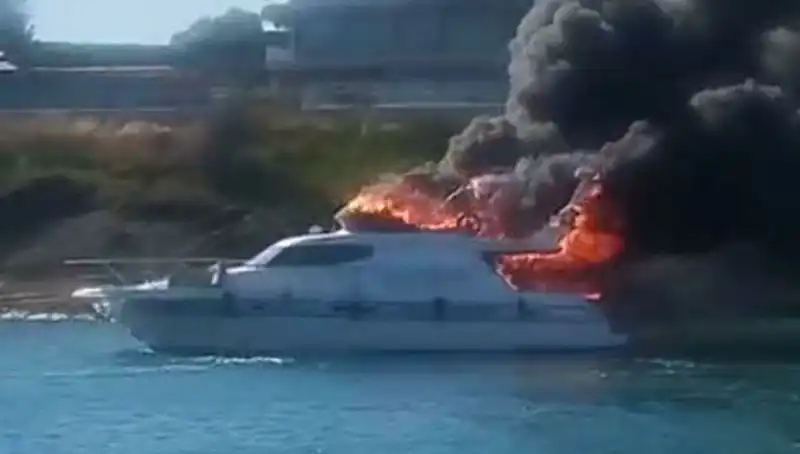 Çeşme’de Marinanın Kalbinde Korkunç Yangın: Motoryat Alev Alev Yandı