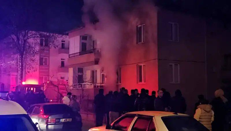 Çorum’da Apartman Yangını: 10 Kişi Dumandan Etkilendi, Panik Sel Oldu!