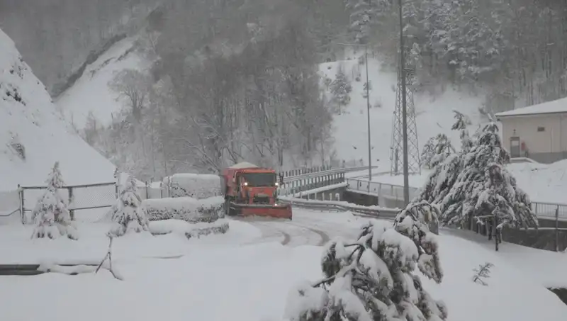 Bolu Dağı'nda Sıcak Havadan Sonra Gelen Kar Yağışı!