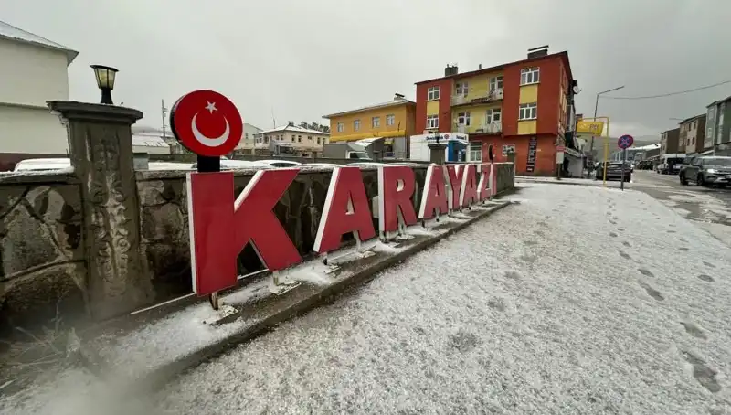 Temmuzda Yağan Kar Sürücüleri Şaşırttı: Yollar Beyaza Büründü