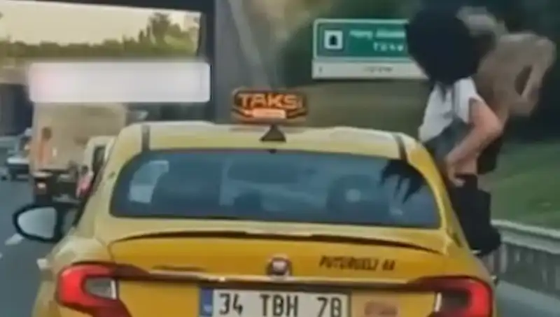 TEM Otoyolu'nda Skandal: Taksinin Camından Sarkan Yolcular Şoke Etti!