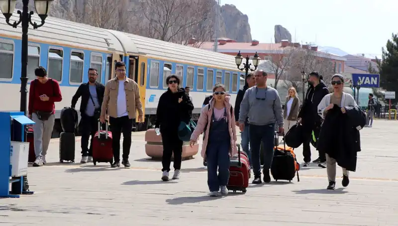 İranlı Turistlerin Nevruz Kutlamaları İçin Van'a Yoğun Akını