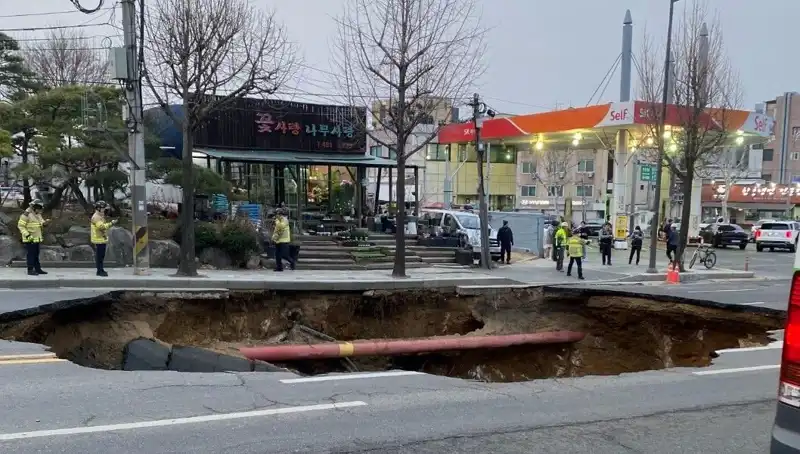 Güney Kore’de Korkunç Kaza: Dev Çukurda Motosiklet Gizemini Ortaya Çıkardı