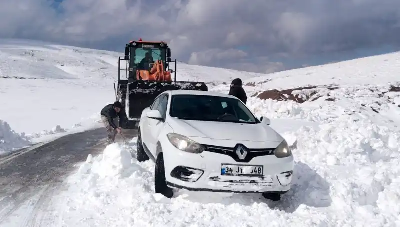 Muş'taki Kar Fırtınası: Mahsur Kalan 60 Kişi Kurtarıldı!