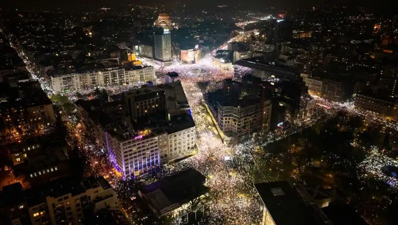 Sırbistan'da Öğrenci Protestoları: Belgrad Sokakları Bir Daha Ayakta!