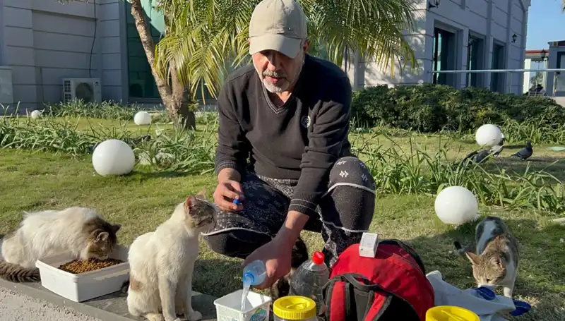 59 Yaşındaki Adamın Her Gün 8 Kilometre Yürüyüşü, Merhametiyle Takdir Kazanıyor
