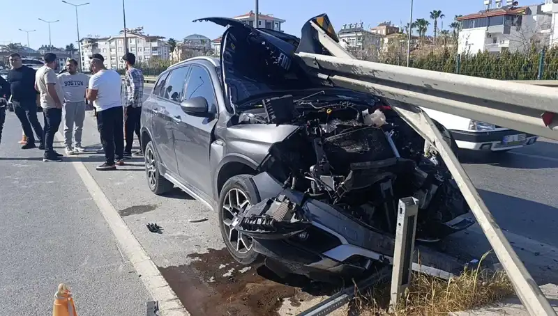 Kaza Yapmamak İçin Bariyerlere Çarpan Sürücü Hayatını Kaybetti