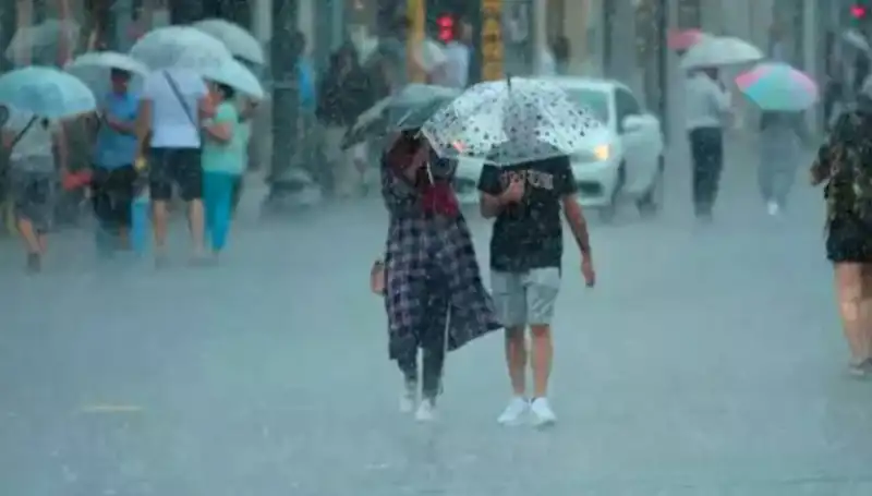 İstanbul'da Sağanak, Yangın Bölgesinde Kuvvetli Rüzgar Tehlikesi