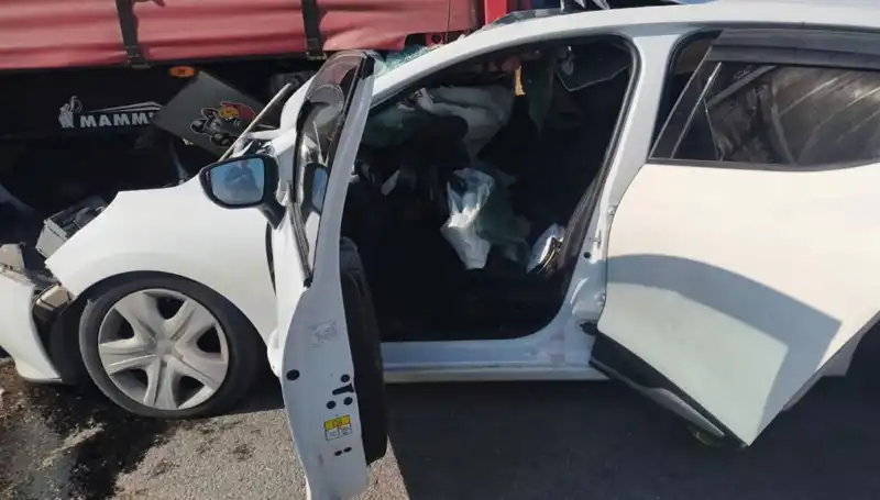Sivas'ta Feci Kaza: Otomobil TIR’a Çarptı, Yaralılar Var!