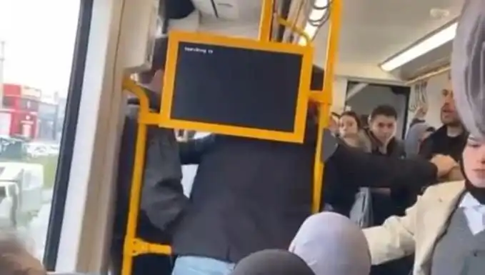 Metroda Tekme Tokat Kavga: Yolcuların Gözleri Önünde Korkunç Anlar