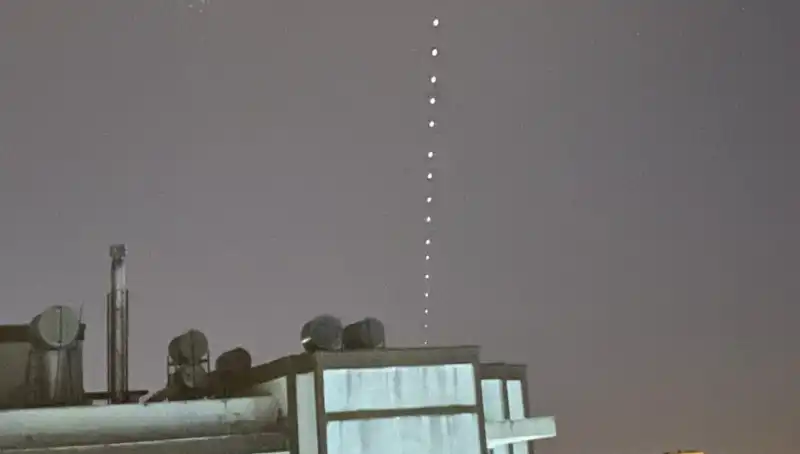 Adana'nın Gökyüzünde Starlink Işıkları: Geceye Düşen Bir Hüzün ve Heyecan