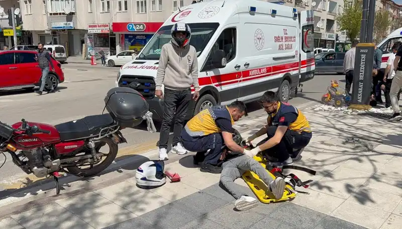 Aksaray'da Motosiklet Kazası: İki Genç Yaralandı, Nedenleri Araştırılıyor