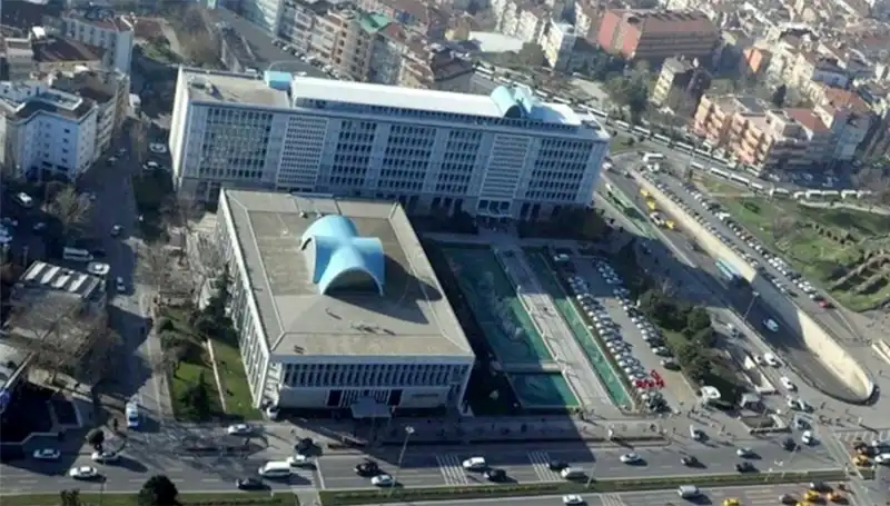 İBB'ye Yönelik Yolsuzluk Soruşturmasında Şüpheliler Adliyeye Sevk Edildi