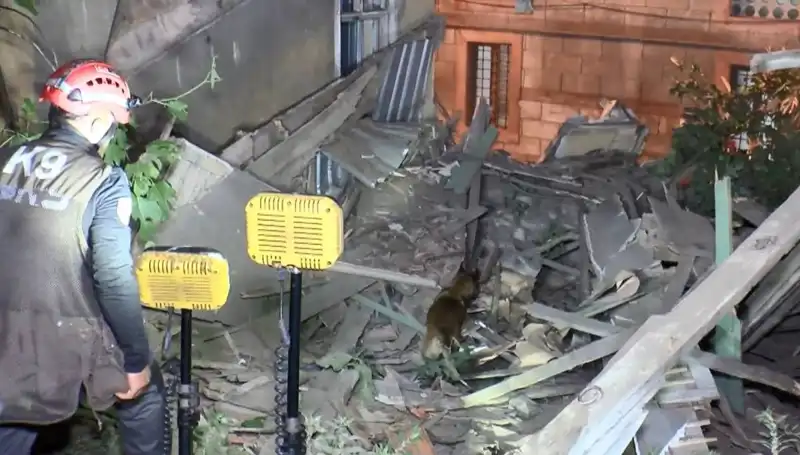 İstanbul'da Deprem Sonrası Yıkılan Bina: Nedenleri ve Kurtarma Çalışmaları
