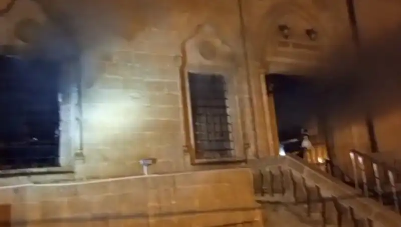 Mardin'de Büyüleyen Cami Yangını: Geçmişin İzleri Alevlere Karıştı!