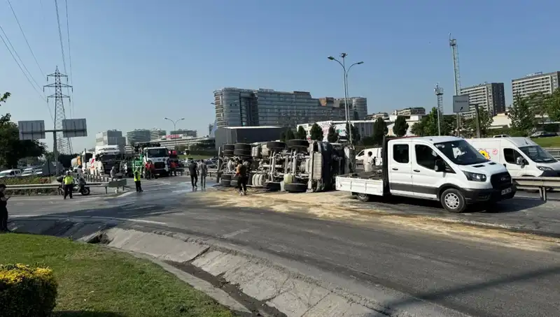 D-100'de Beton Mikseri Devrildi: Trafik Kaosu ve Yaralılar!