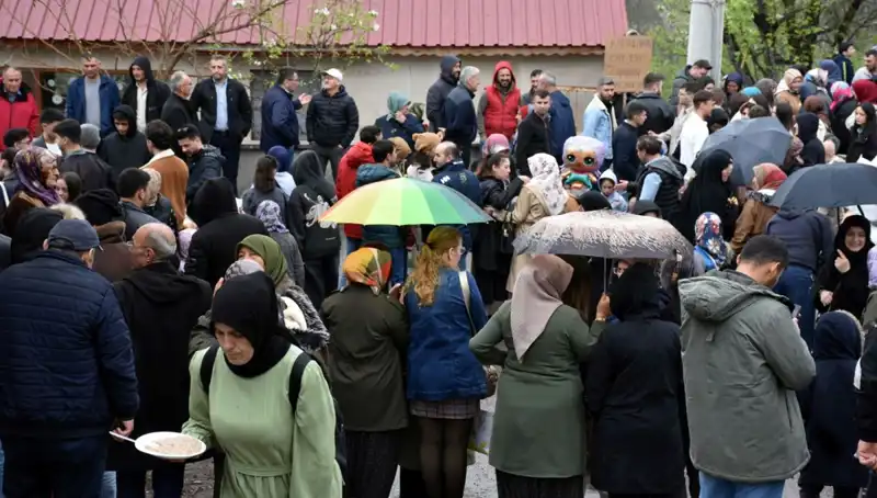 ** 12 Bin Kişinin Bir Araya Geldiği Gelenek: Bayramlaşma Kutlamaları**