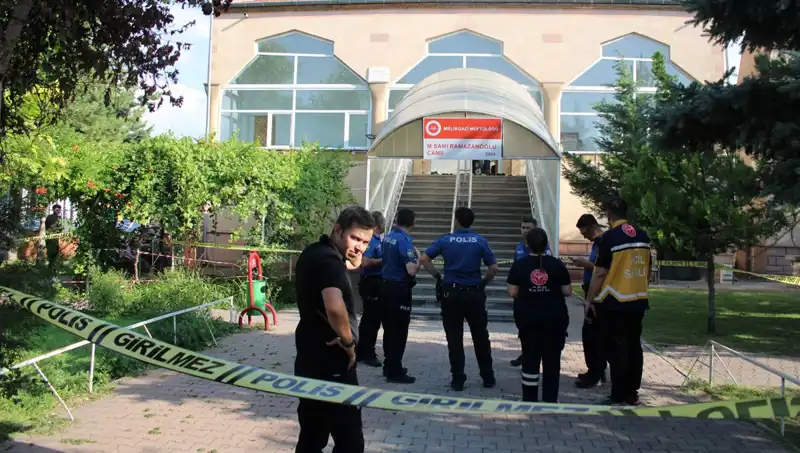 Namazda Şok Olay: Husumetlisini Boğazından Vurdu