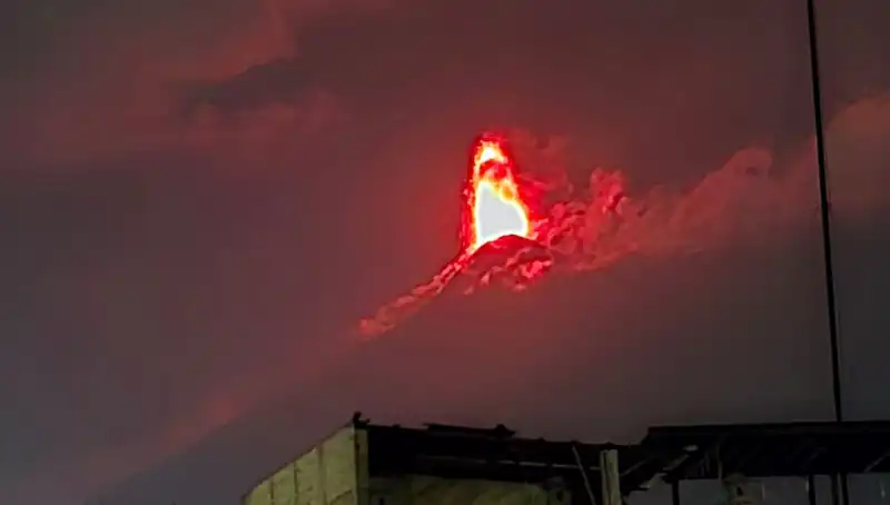 Fuego Yanardağı'nın Şiddetli Patlaması: 30 Bin Kişi Tahliye Edilecek
