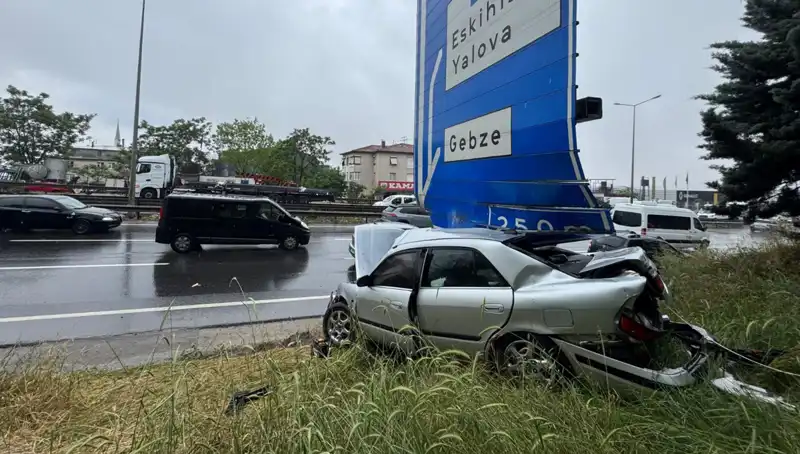 Trafik Levhasına Çarpan Araçta Bir Yaralı, Olay Anı Yaşandı!