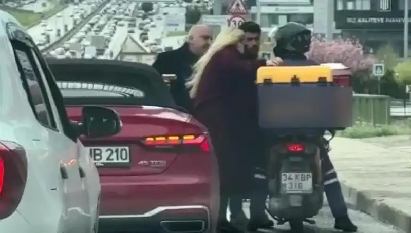 D-100'de Dehşet Anları: Motokuryeyle Tartışan Sürücünün Silah Çekmesi