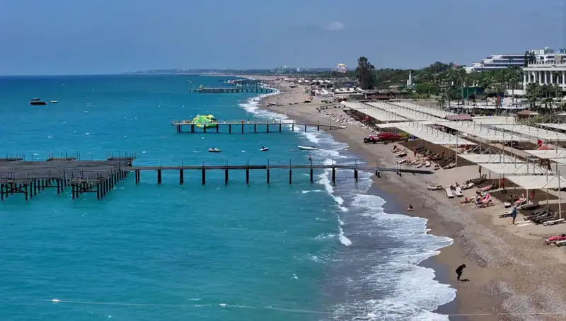 Antalya sahillerinde güneşli hava ile tatil keyfi dorukta!