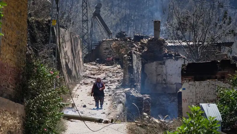 İzmir ve Bilecik'teki Yangınlar: 415 Bina Kül Oldu, Acılar Derinleşiyor
