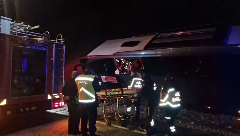 Festival Dönüşü Korkutan Kaza: 23 Yaralı Tur Otobüsü Ters Yolda!