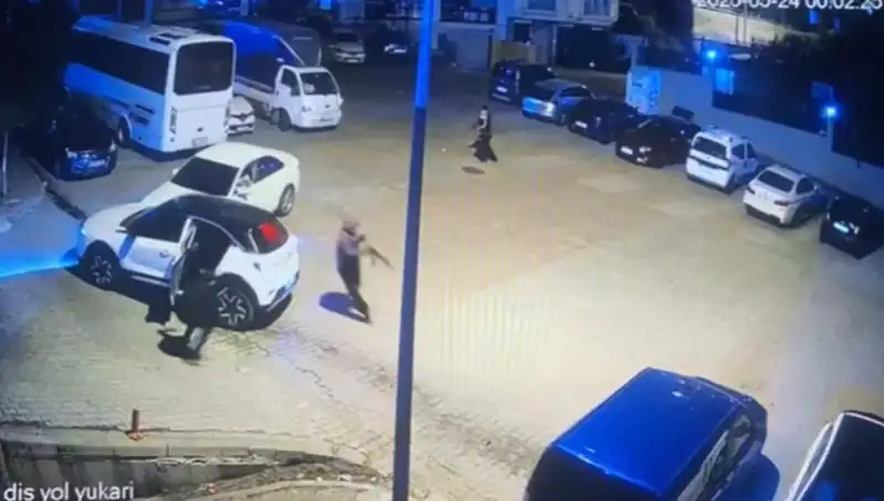 Kağıthane'de Kalaşnikoflu Dehşet: Maskeli Saldırganlar Ortalığı Karıştırdı