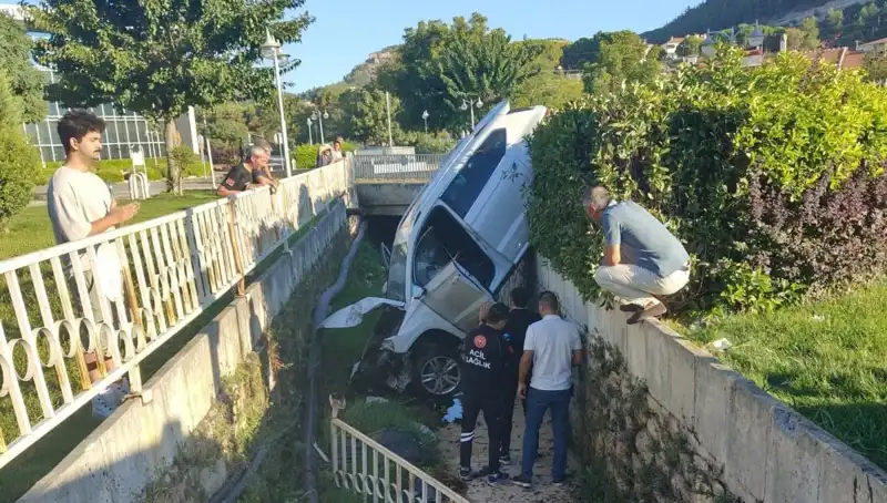 Muğla'da Direksiyon Kırarken Kazaya Neden Olan Şoför, Olay Yerini Terk Etti!
